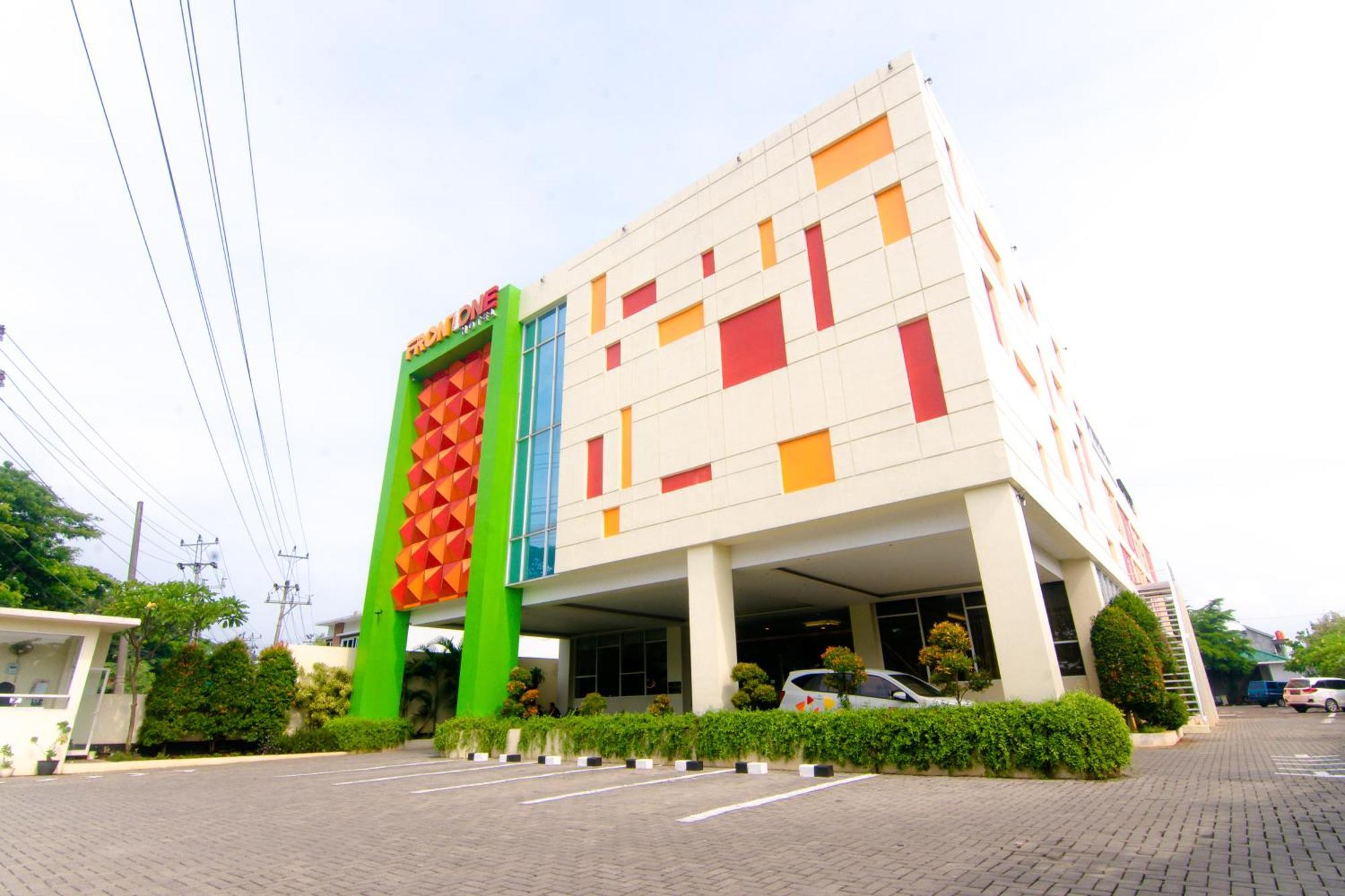 Front One Hotel Purwodadi Purwodadi  Extérieur photo